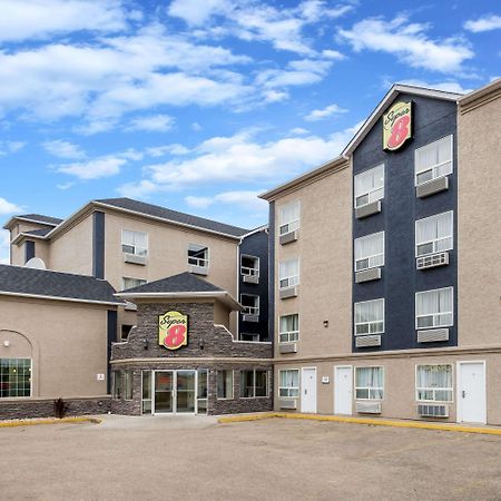 Super 8 By Wyndham Grande Prairie Hotel Bagian luar foto