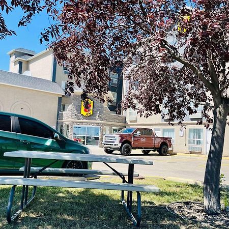 Super 8 By Wyndham Grande Prairie Hotel Bagian luar foto