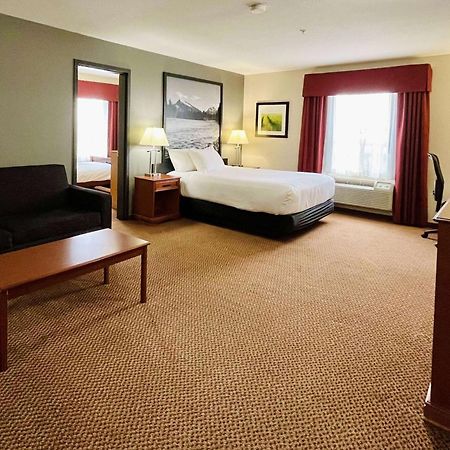 Super 8 By Wyndham Grande Prairie Hotel Bagian luar foto