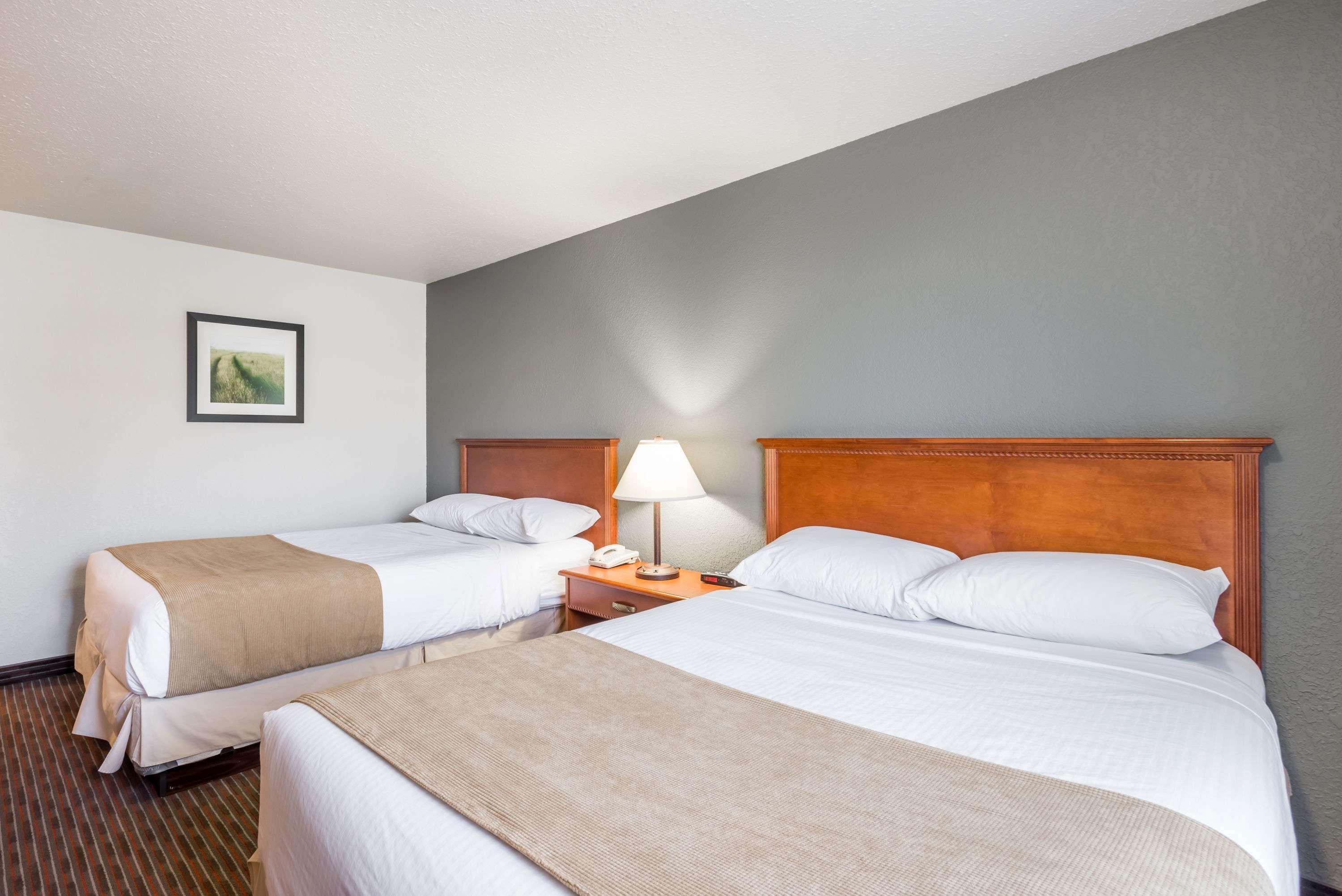Super 8 By Wyndham Grande Prairie Hotel Bagian luar foto