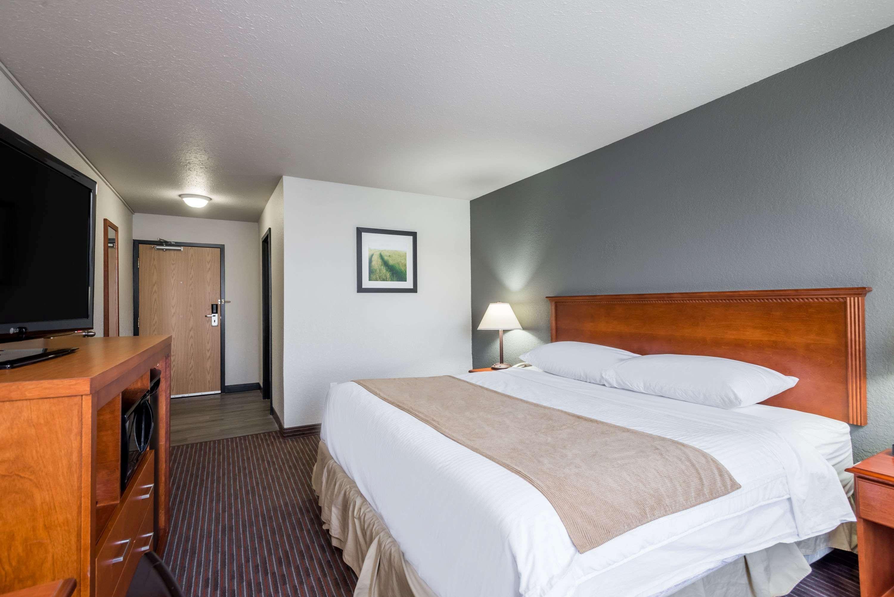 Super 8 By Wyndham Grande Prairie Hotel Bagian luar foto