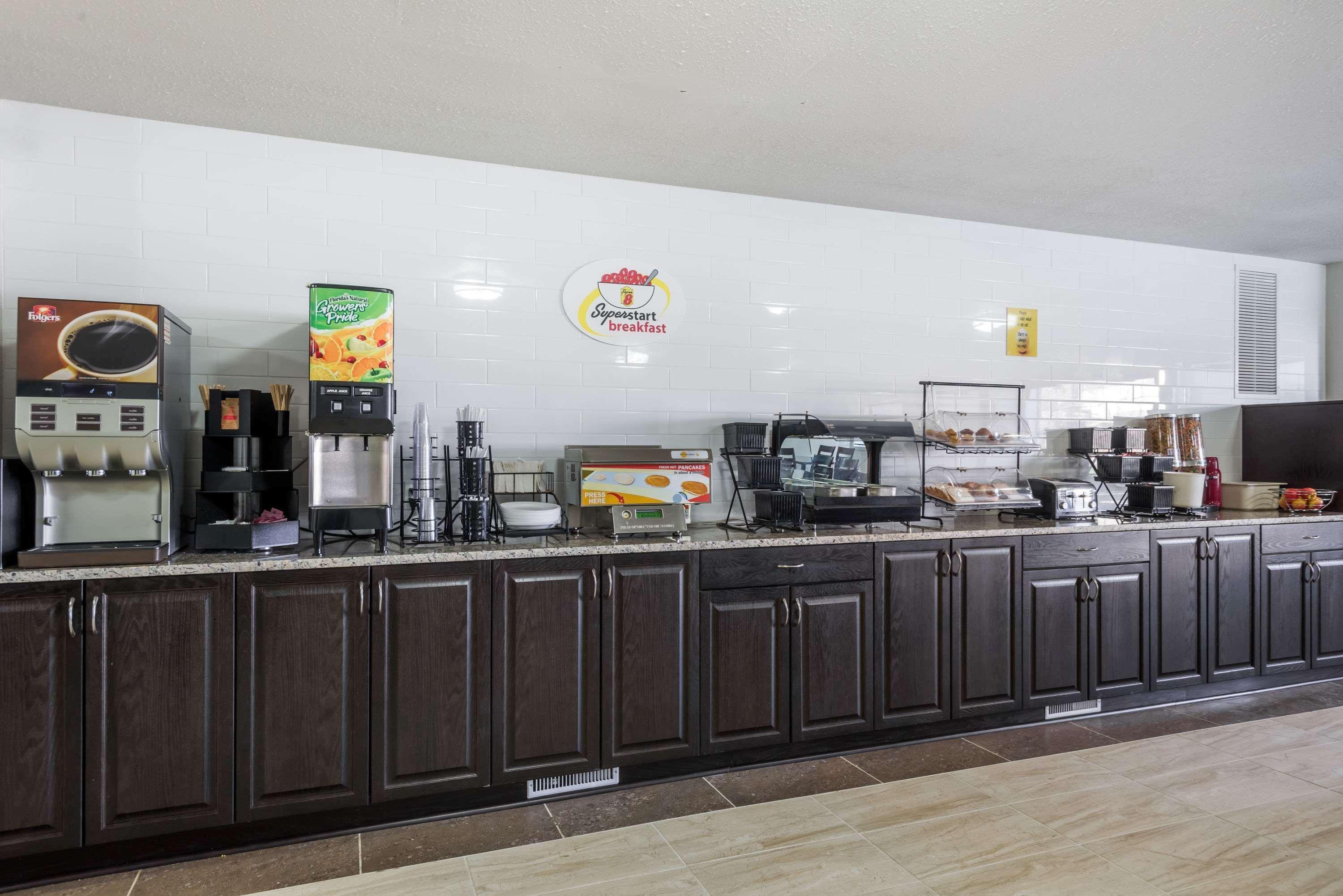 Super 8 By Wyndham Grande Prairie Hotel Bagian luar foto