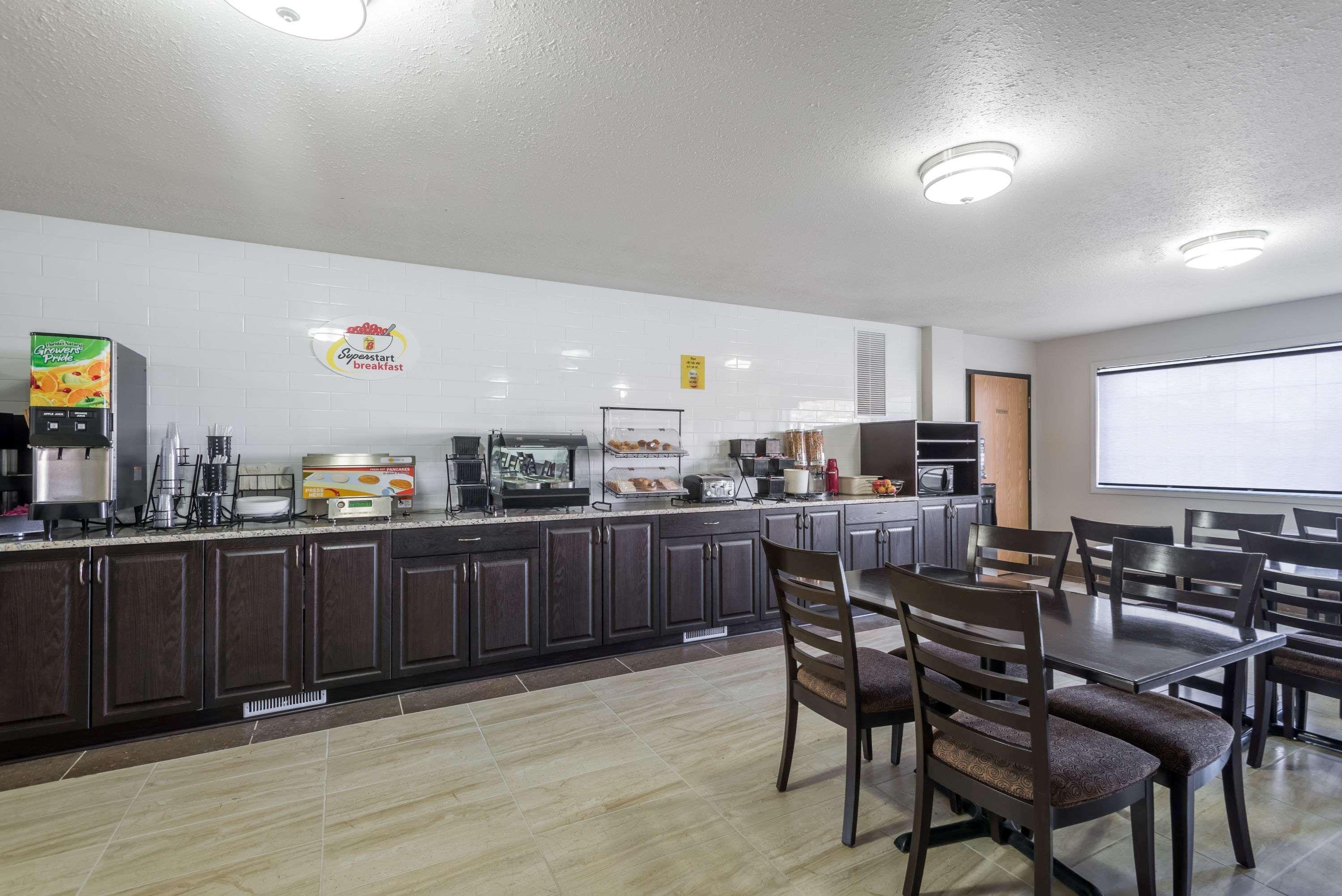 Super 8 By Wyndham Grande Prairie Hotel Bagian luar foto