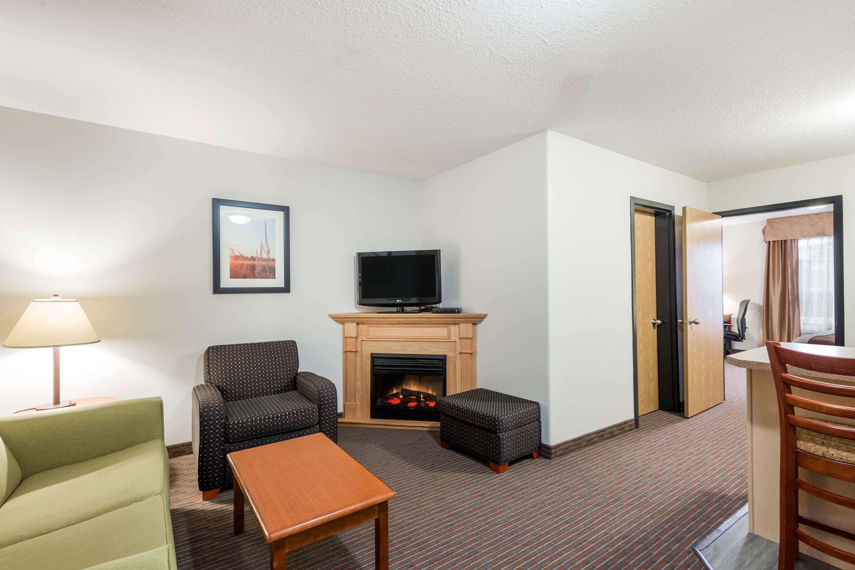 Super 8 By Wyndham Grande Prairie Hotel Bagian luar foto
