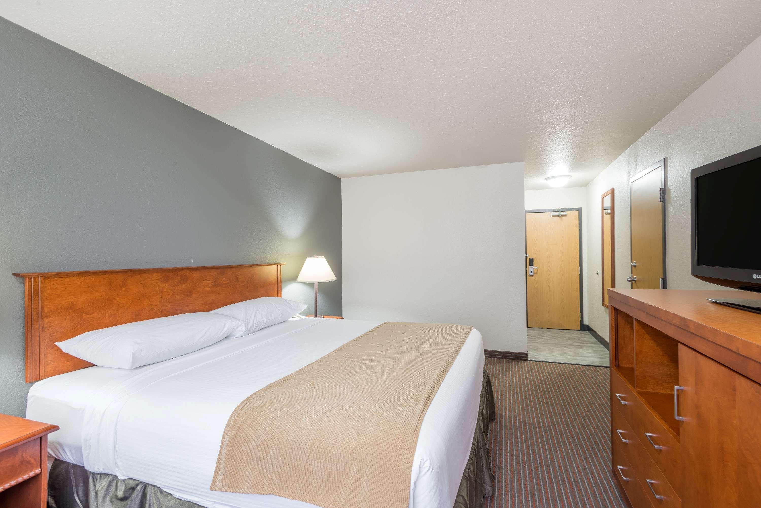 Super 8 By Wyndham Grande Prairie Hotel Bagian luar foto
