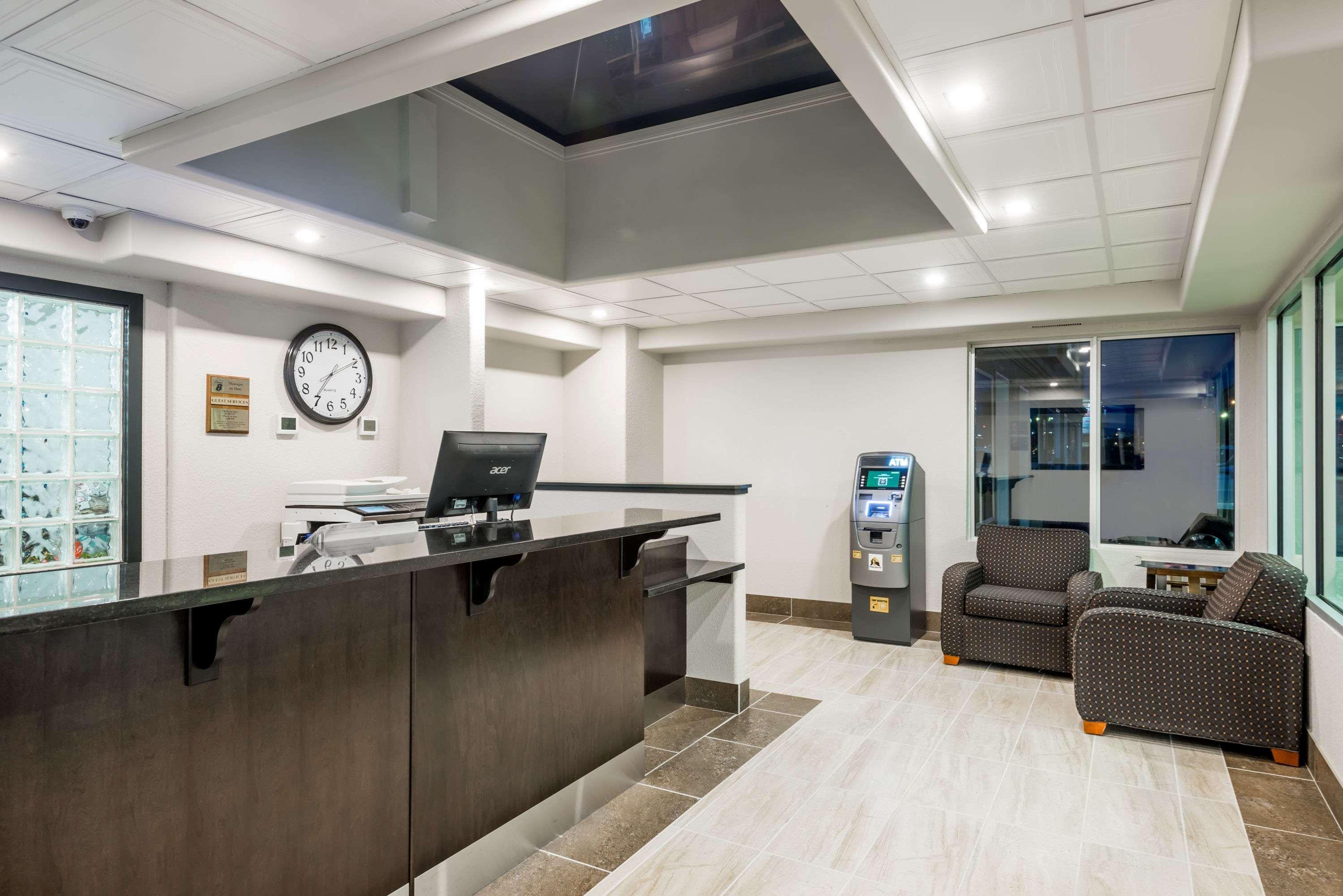 Super 8 By Wyndham Grande Prairie Hotel Bagian luar foto
