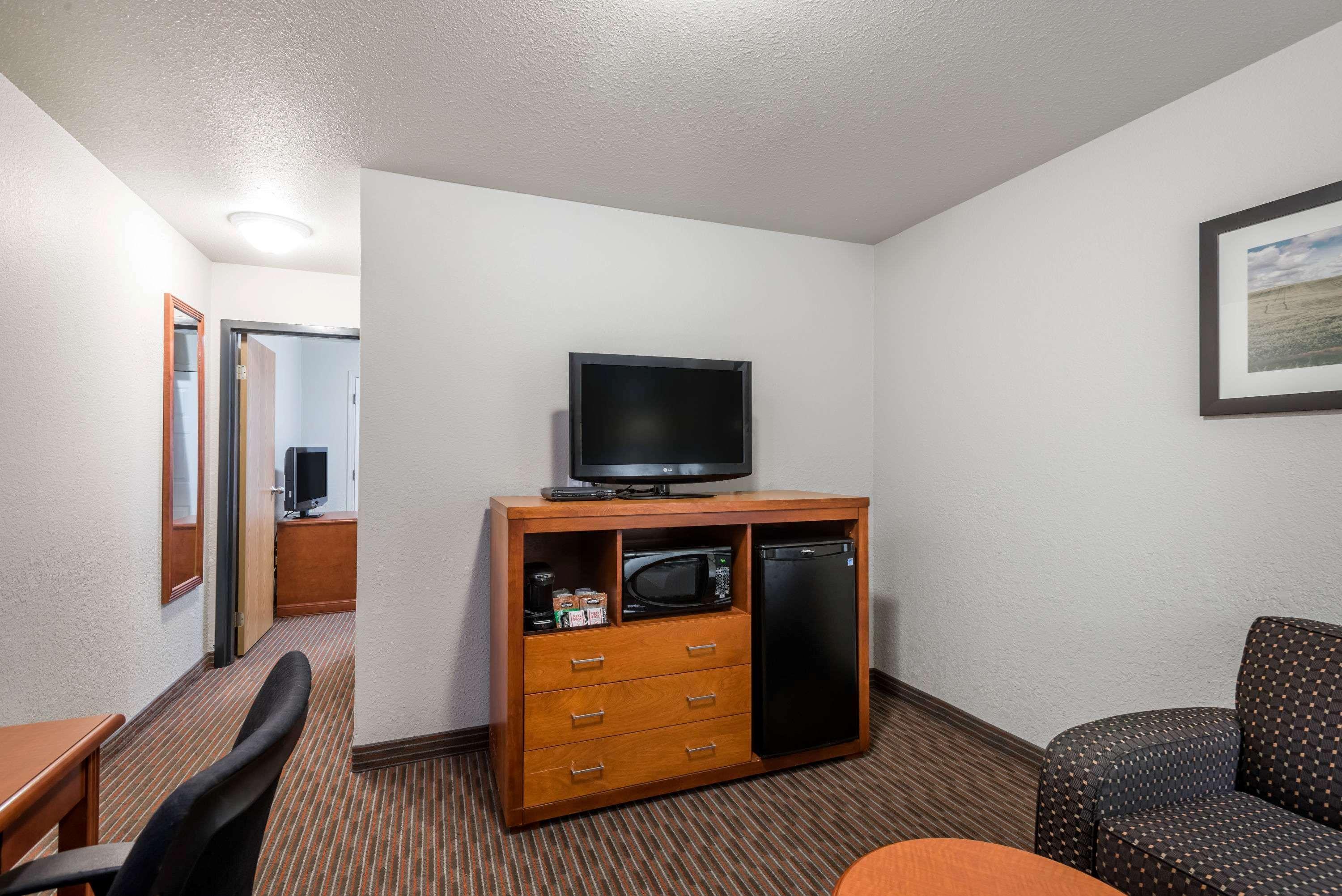 Super 8 By Wyndham Grande Prairie Hotel Bagian luar foto