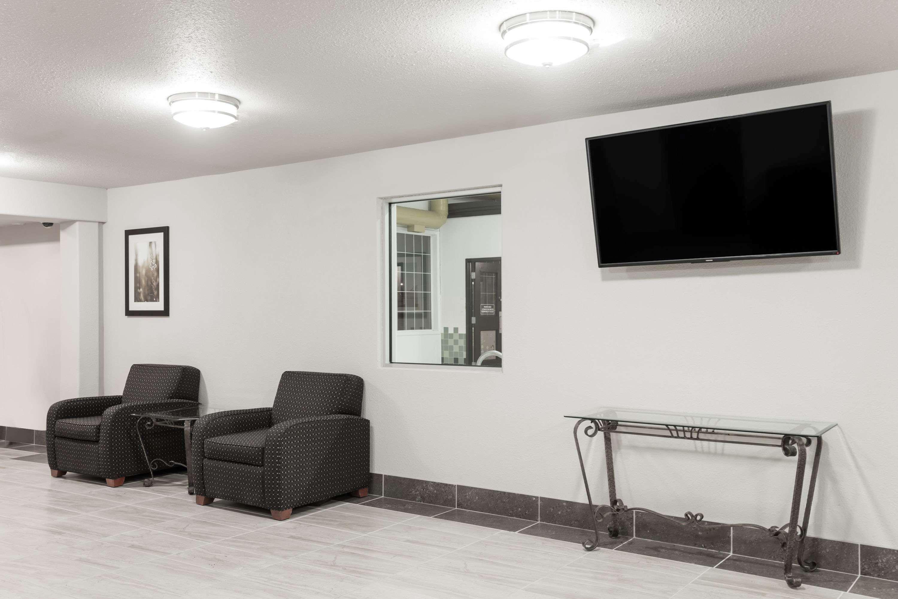 Super 8 By Wyndham Grande Prairie Hotel Bagian luar foto