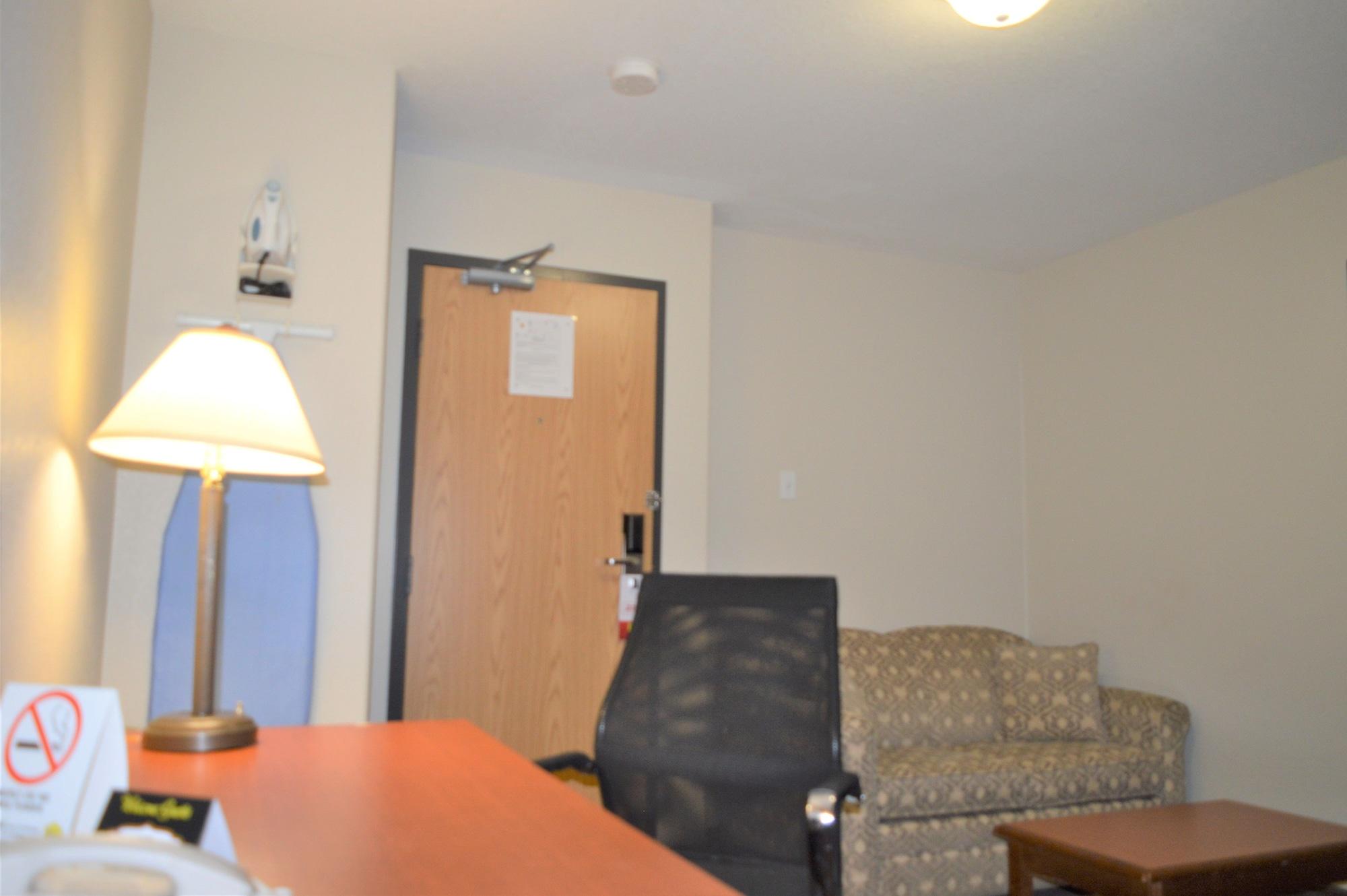 Super 8 By Wyndham Grande Prairie Hotel Bagian luar foto