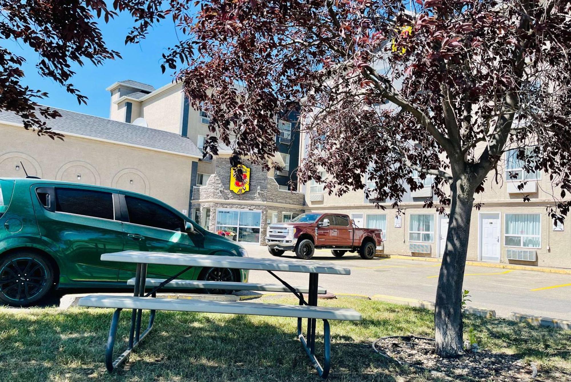 Super 8 By Wyndham Grande Prairie Hotel Bagian luar foto