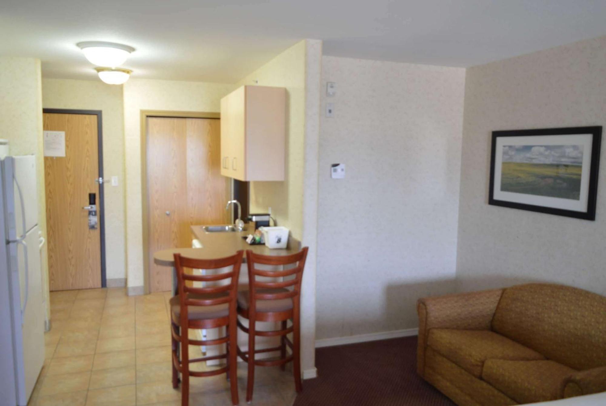 Super 8 By Wyndham Grande Prairie Hotel Bagian luar foto