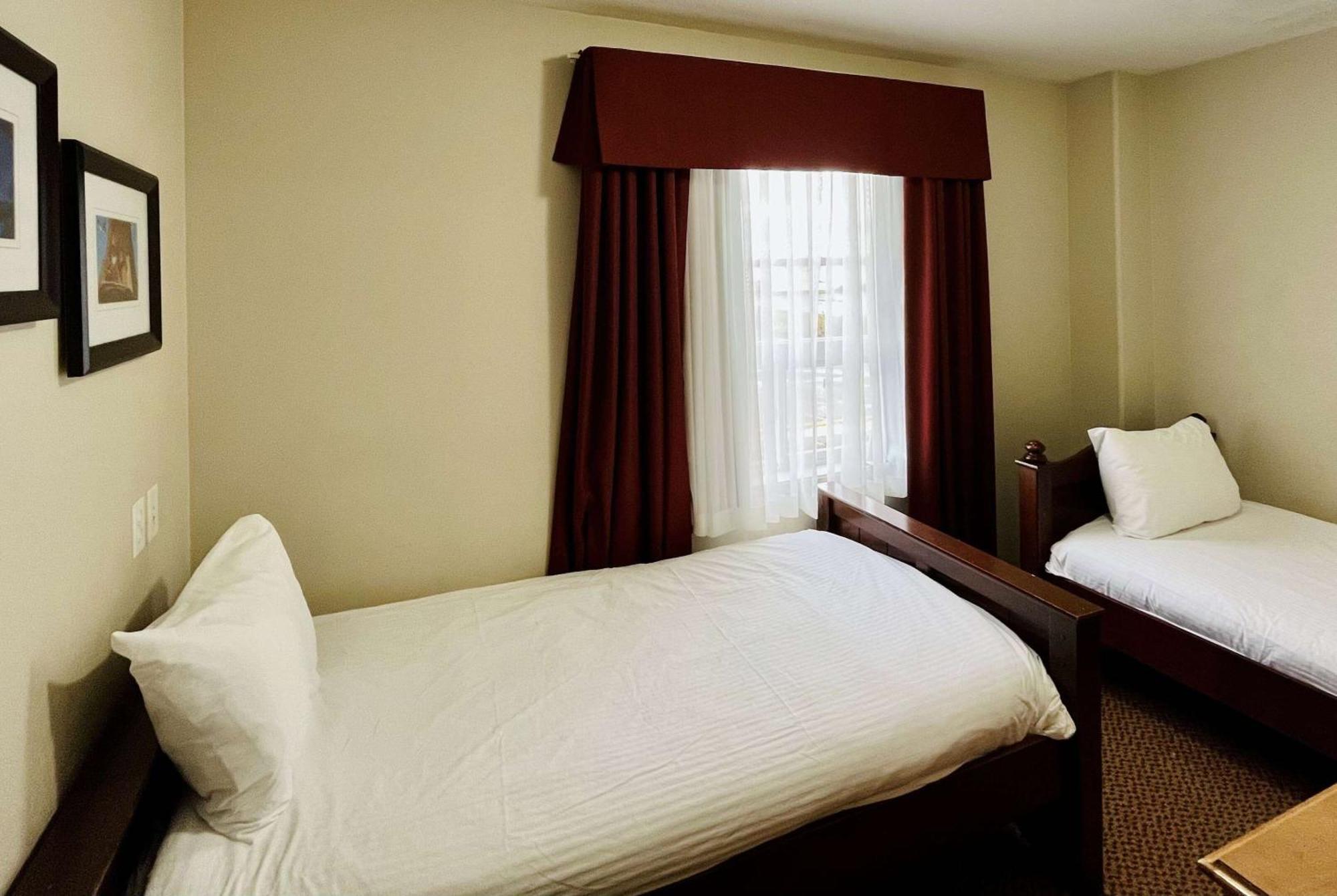 Super 8 By Wyndham Grande Prairie Hotel Bagian luar foto