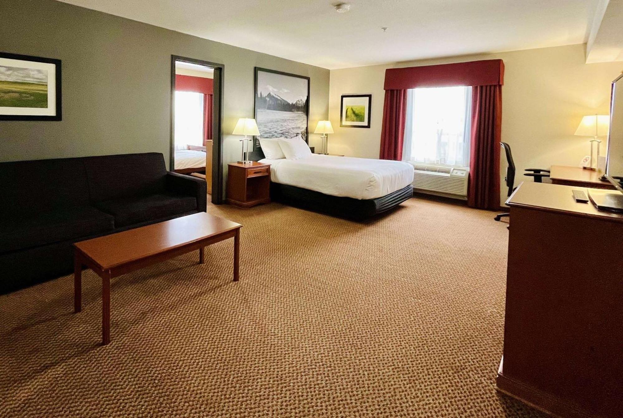 Super 8 By Wyndham Grande Prairie Hotel Bagian luar foto