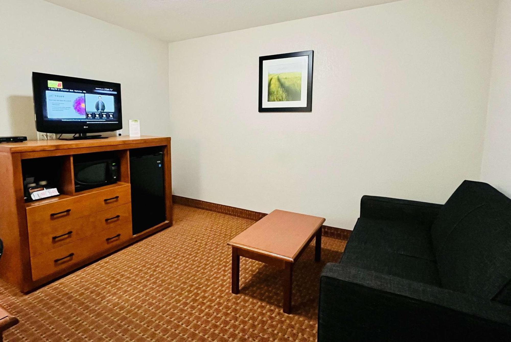Super 8 By Wyndham Grande Prairie Hotel Bagian luar foto