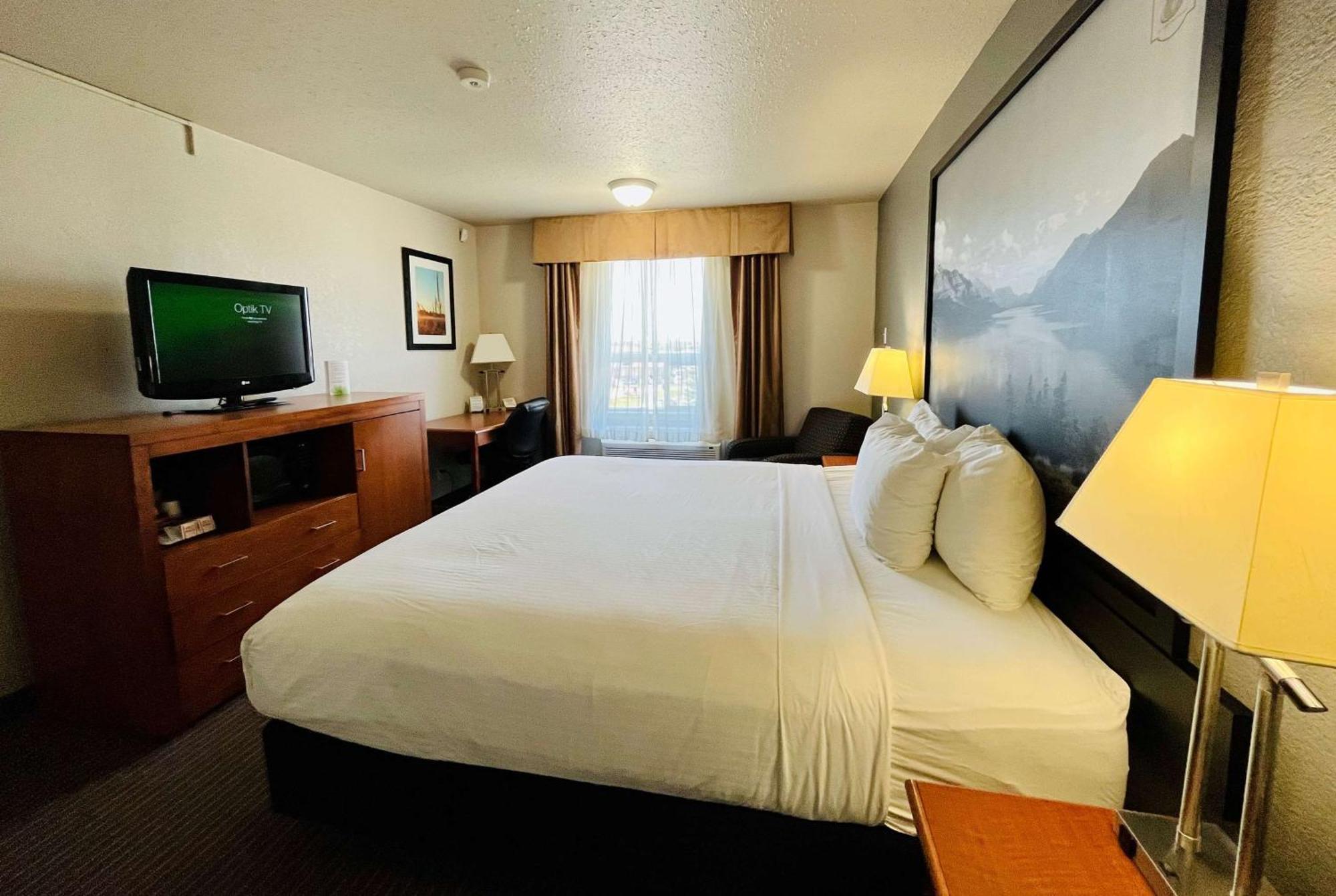 Super 8 By Wyndham Grande Prairie Hotel Bagian luar foto