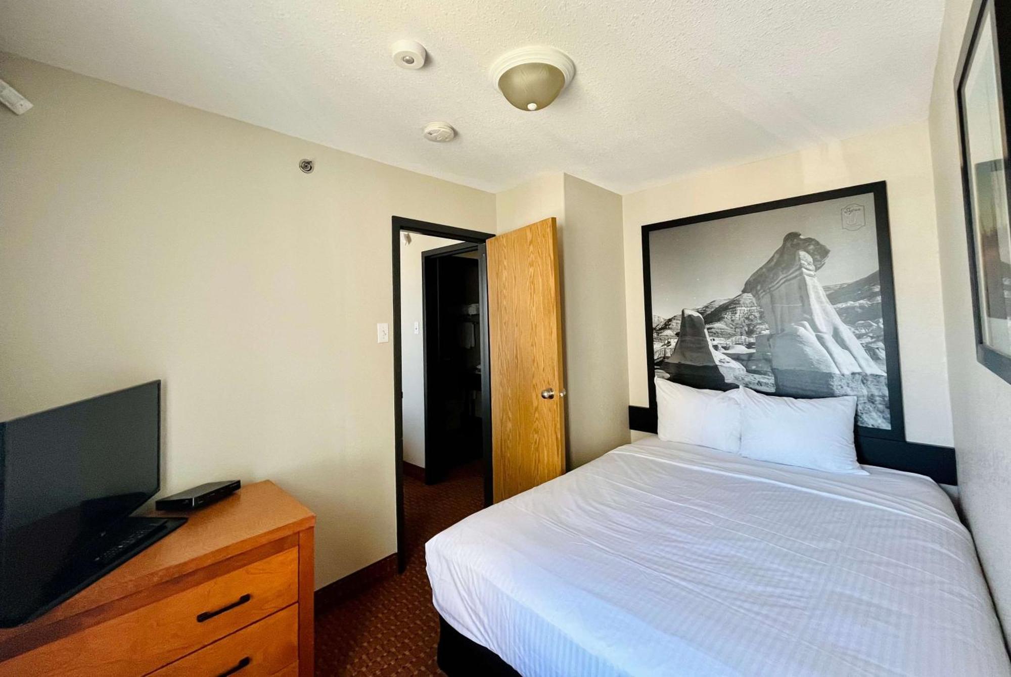 Super 8 By Wyndham Grande Prairie Hotel Bagian luar foto