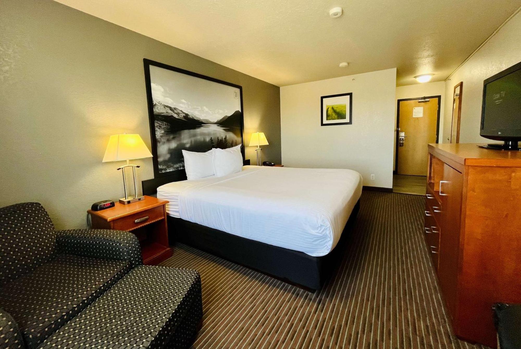 Super 8 By Wyndham Grande Prairie Hotel Bagian luar foto