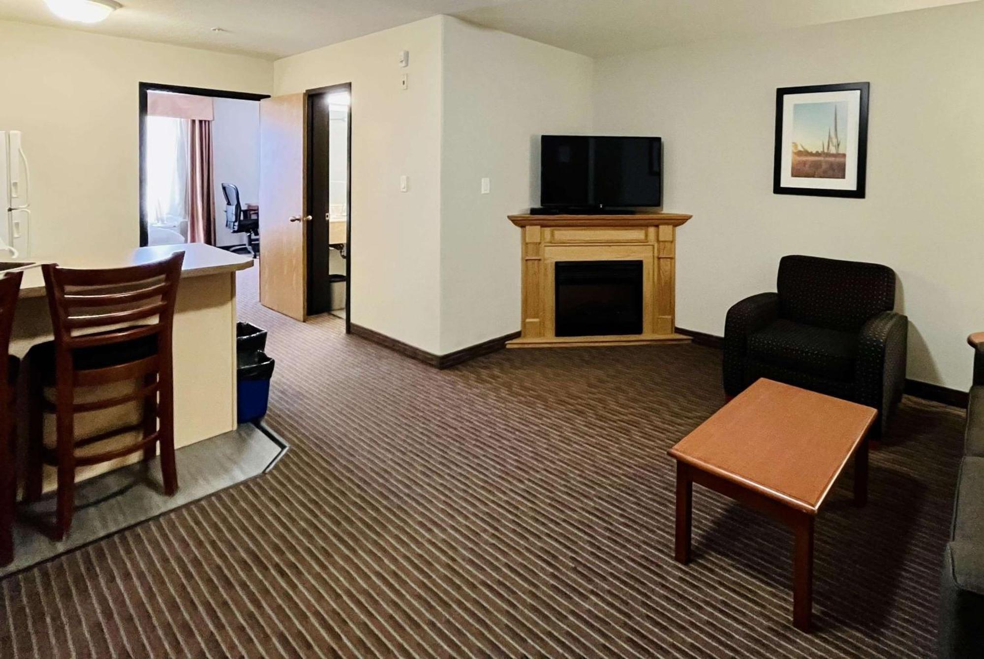 Super 8 By Wyndham Grande Prairie Hotel Bagian luar foto