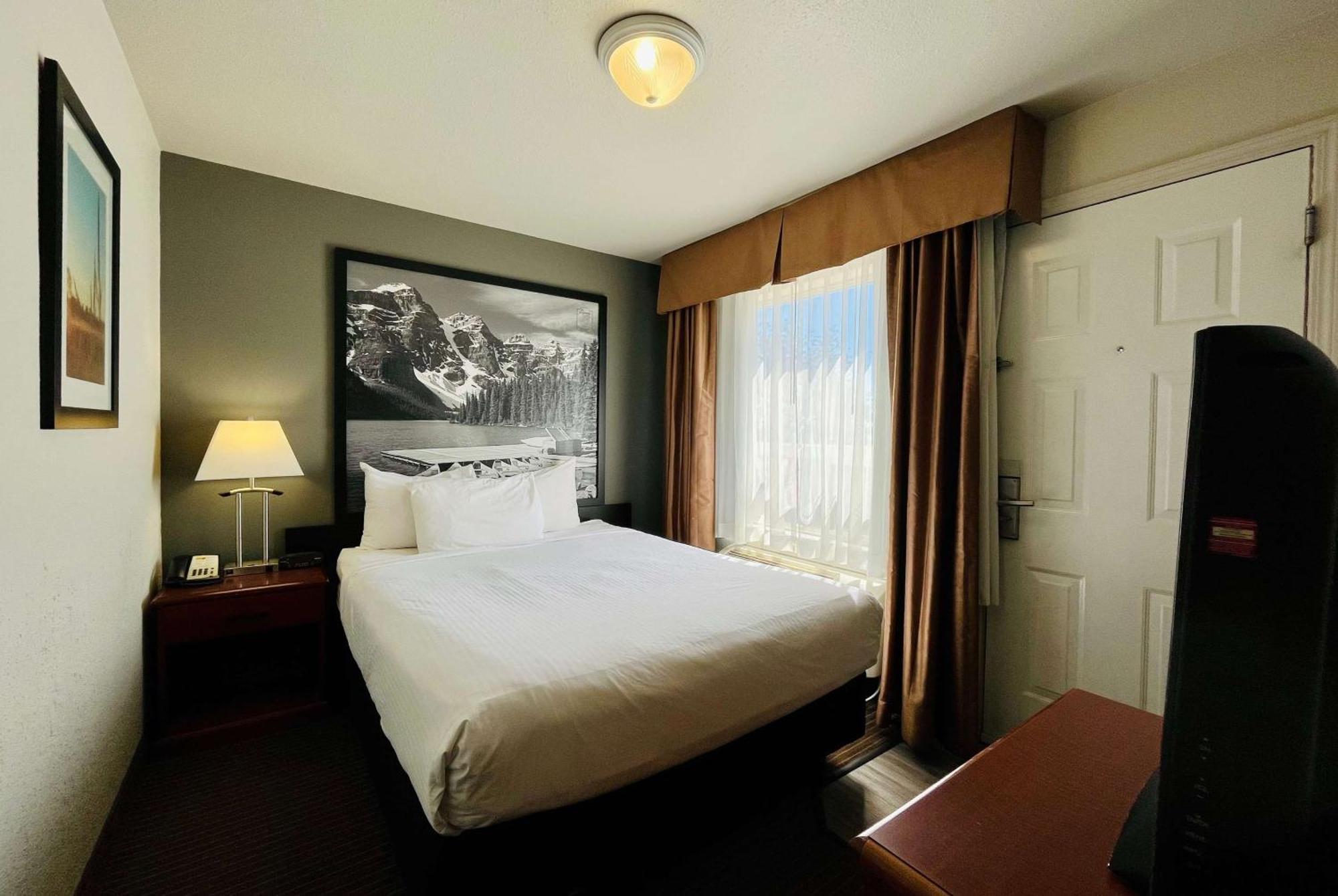 Super 8 By Wyndham Grande Prairie Hotel Bagian luar foto