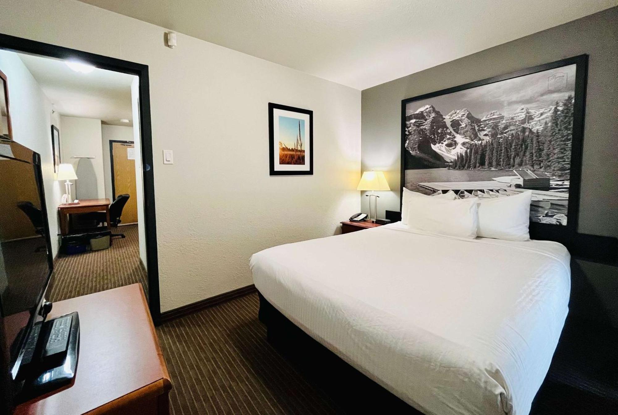 Super 8 By Wyndham Grande Prairie Hotel Bagian luar foto