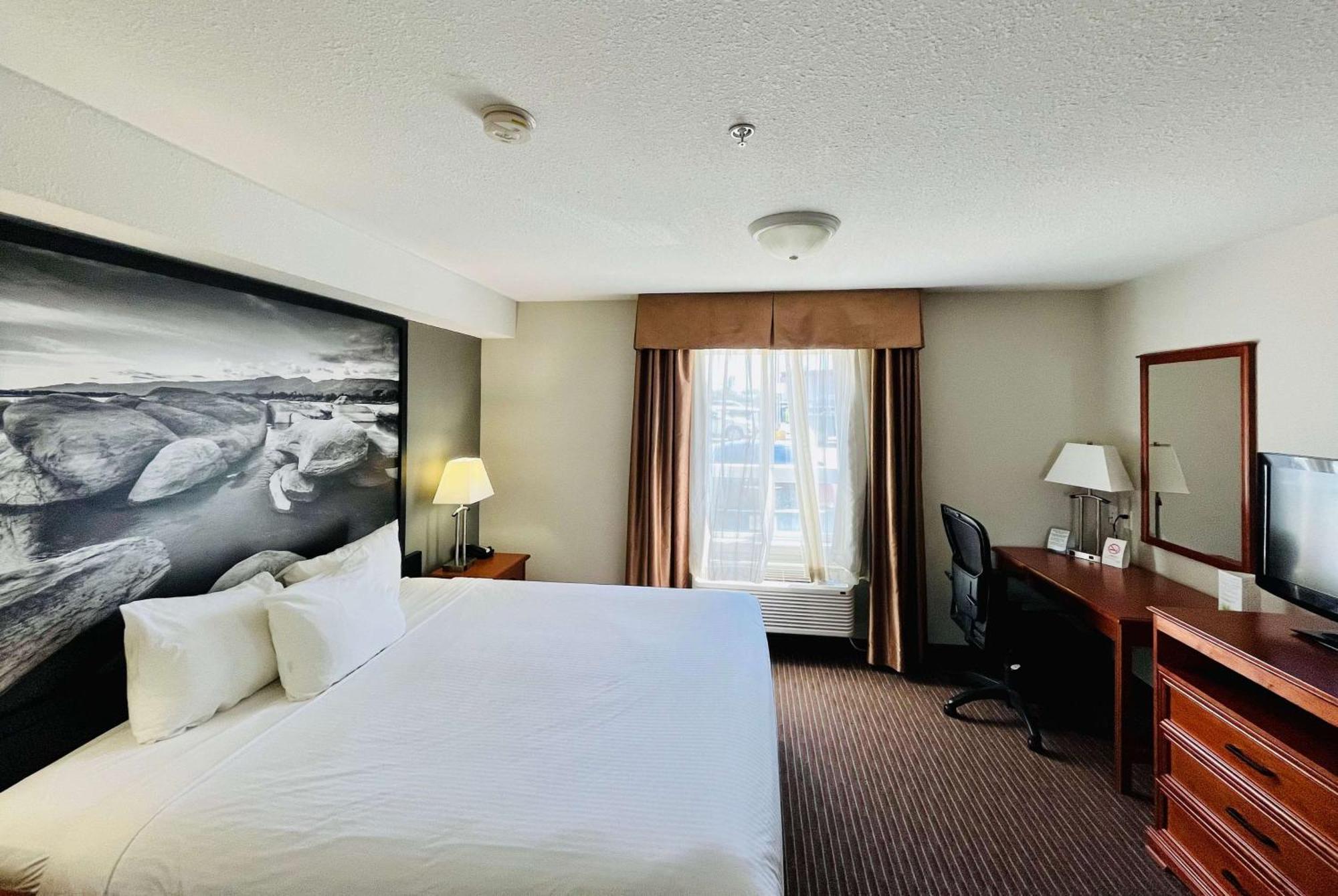 Super 8 By Wyndham Grande Prairie Hotel Bagian luar foto