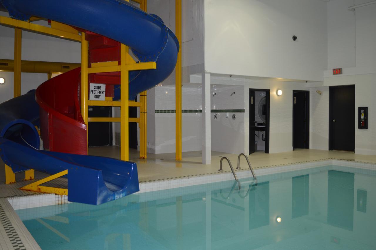 Super 8 By Wyndham Grande Prairie Hotel Bagian luar foto