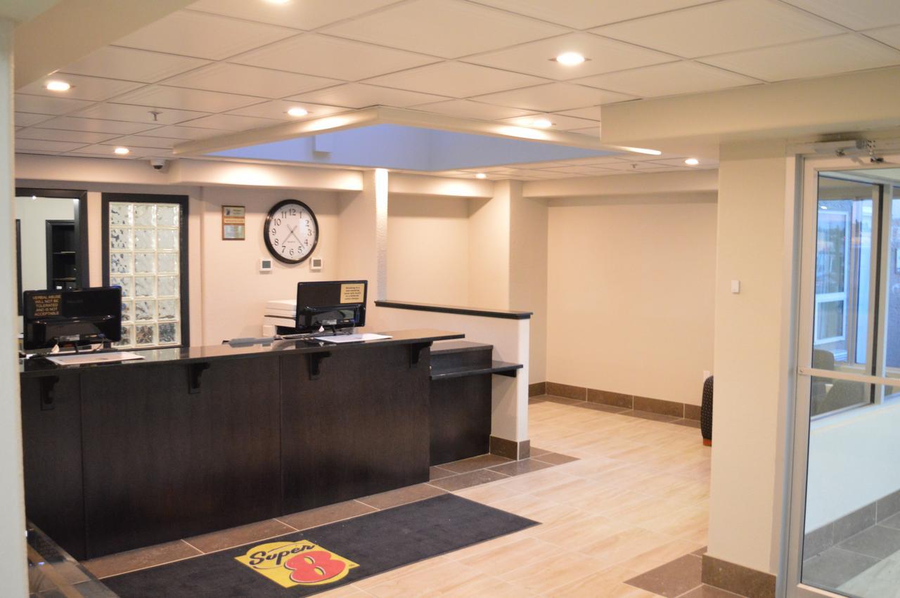 Super 8 By Wyndham Grande Prairie Hotel Bagian luar foto