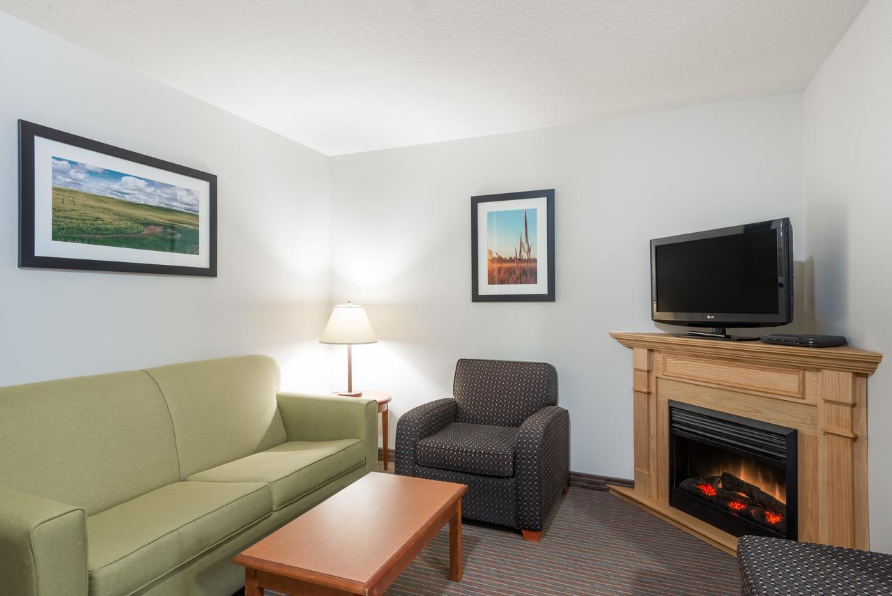Super 8 By Wyndham Grande Prairie Hotel Bagian luar foto