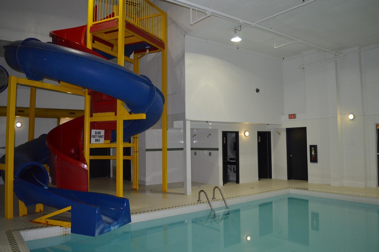 Super 8 By Wyndham Grande Prairie Hotel Bagian luar foto