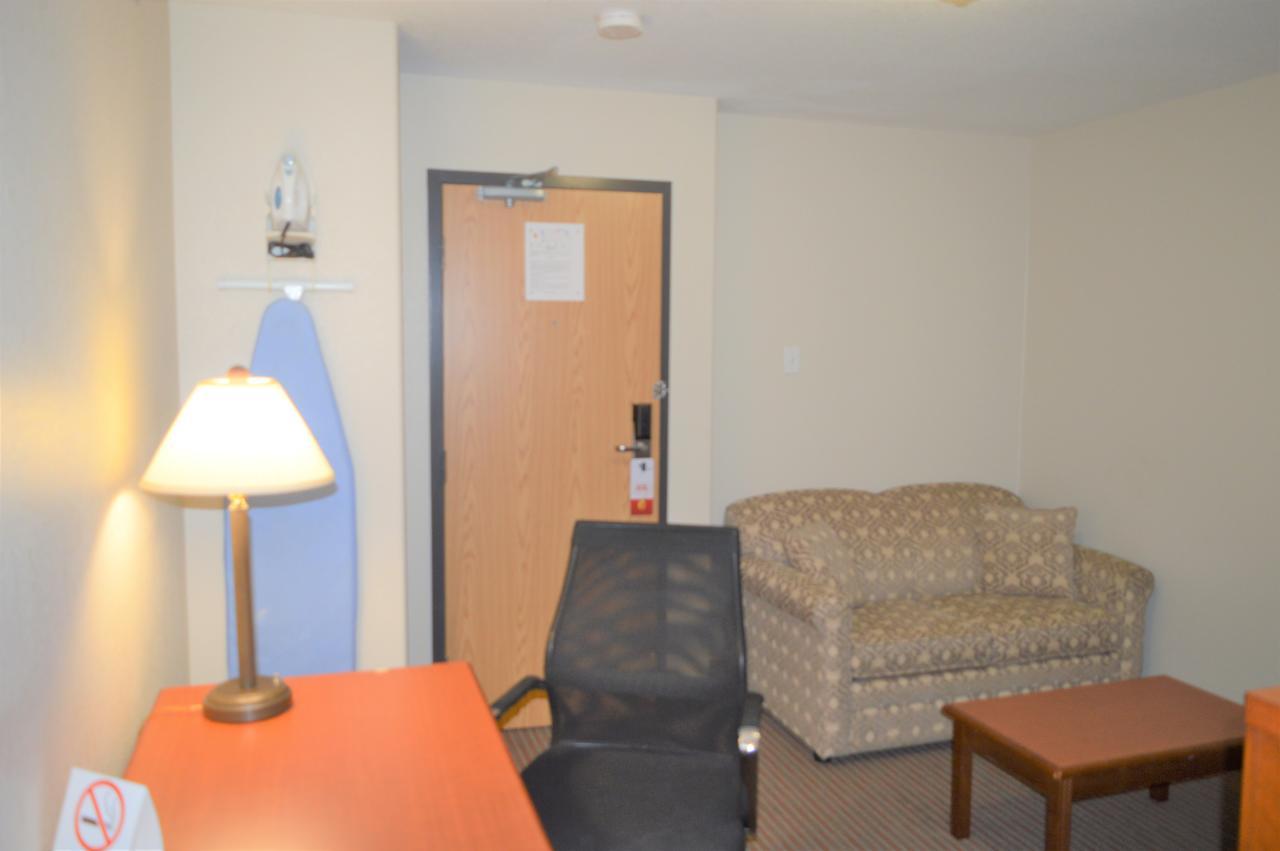 Super 8 By Wyndham Grande Prairie Hotel Bagian luar foto