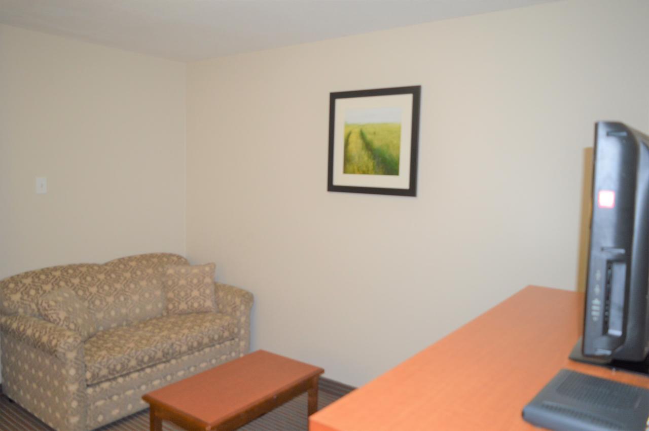 Super 8 By Wyndham Grande Prairie Hotel Bagian luar foto