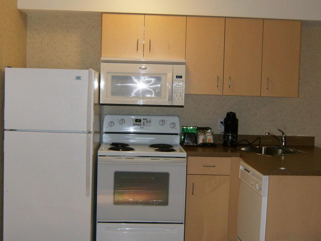 Super 8 By Wyndham Grande Prairie Hotel Bagian luar foto
