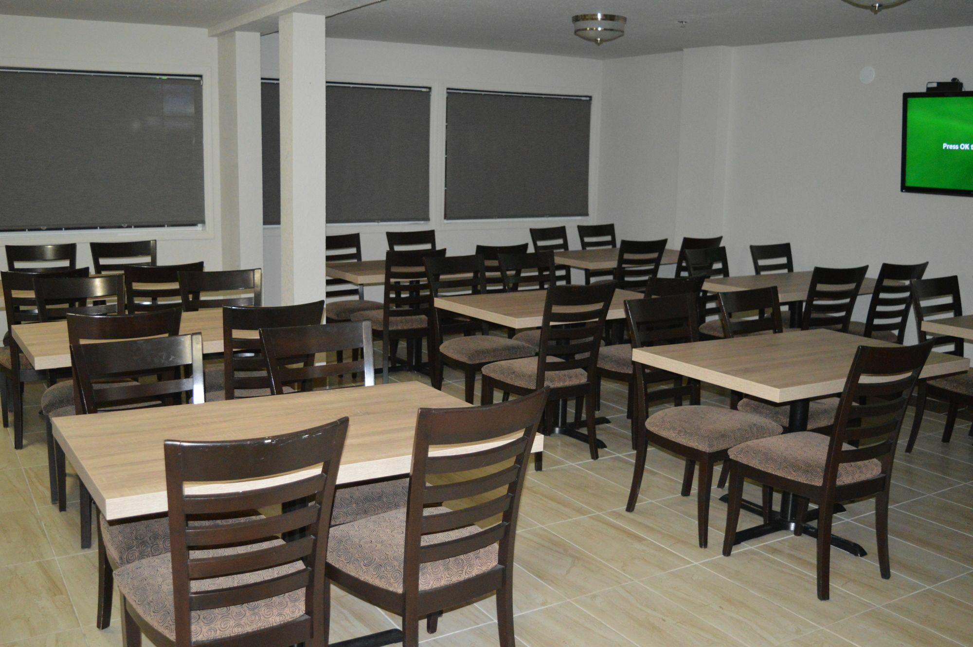 Super 8 By Wyndham Grande Prairie Hotel Bagian luar foto