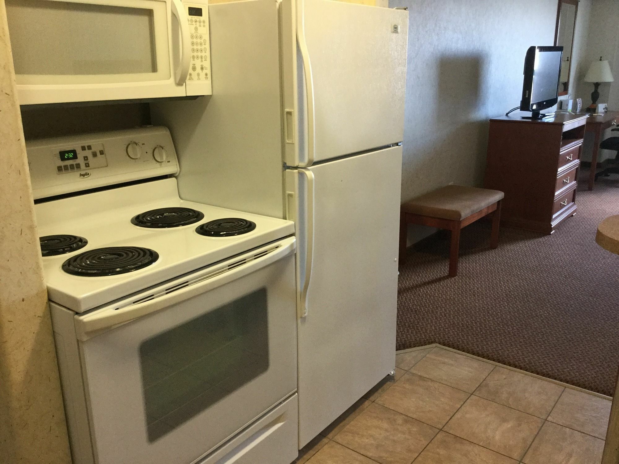 Super 8 By Wyndham Grande Prairie Hotel Bagian luar foto