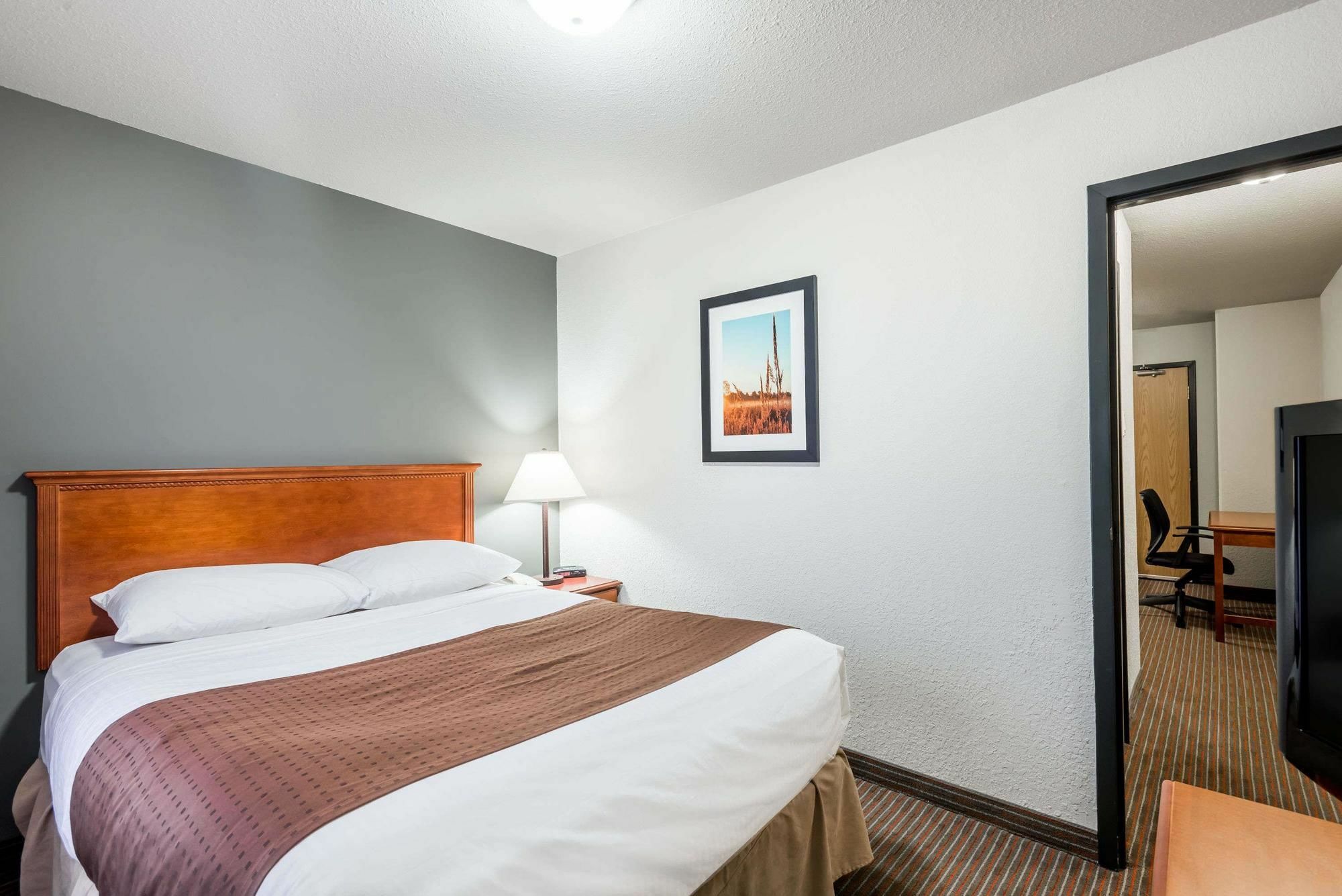 Super 8 By Wyndham Grande Prairie Hotel Bagian luar foto