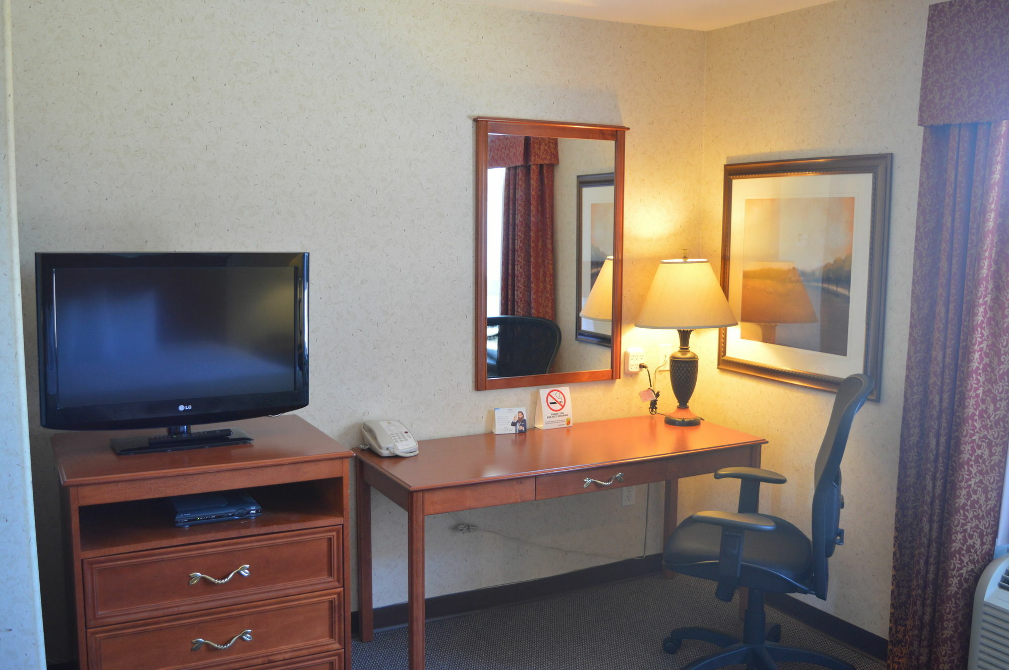 Super 8 By Wyndham Grande Prairie Hotel Bagian luar foto