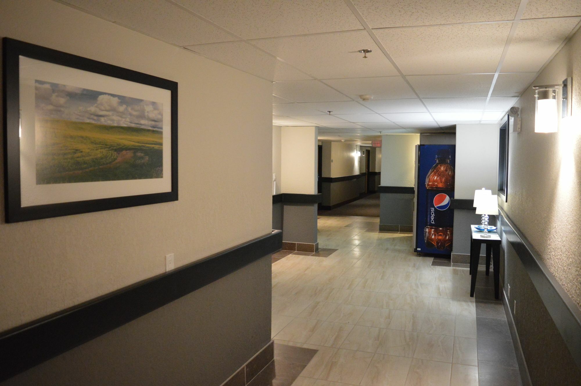 Super 8 By Wyndham Grande Prairie Hotel Bagian luar foto