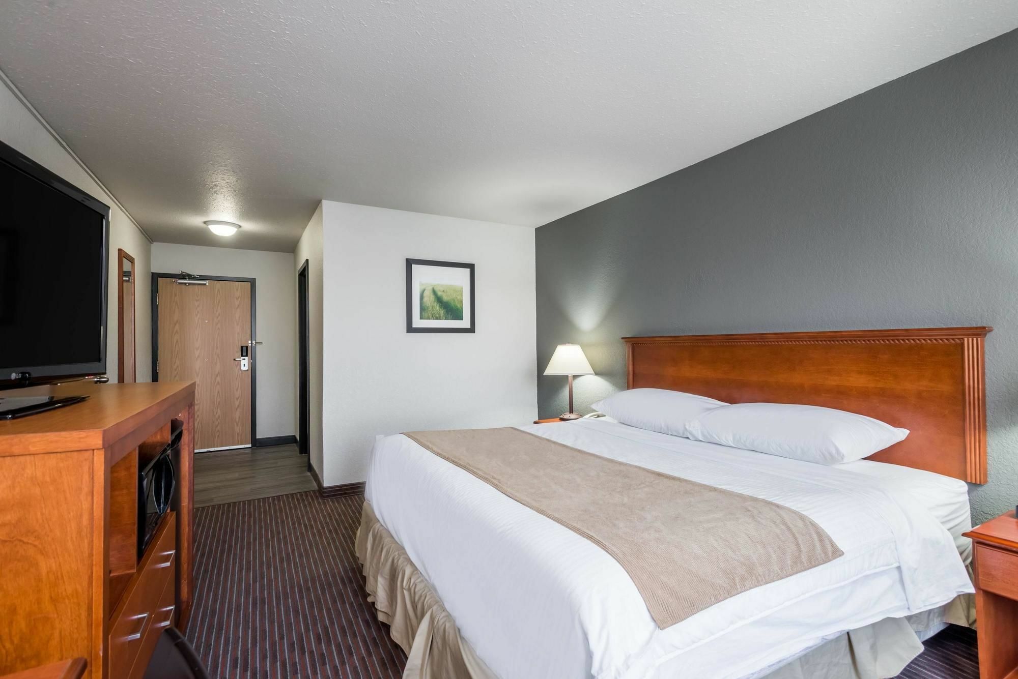 Super 8 By Wyndham Grande Prairie Hotel Bagian luar foto
