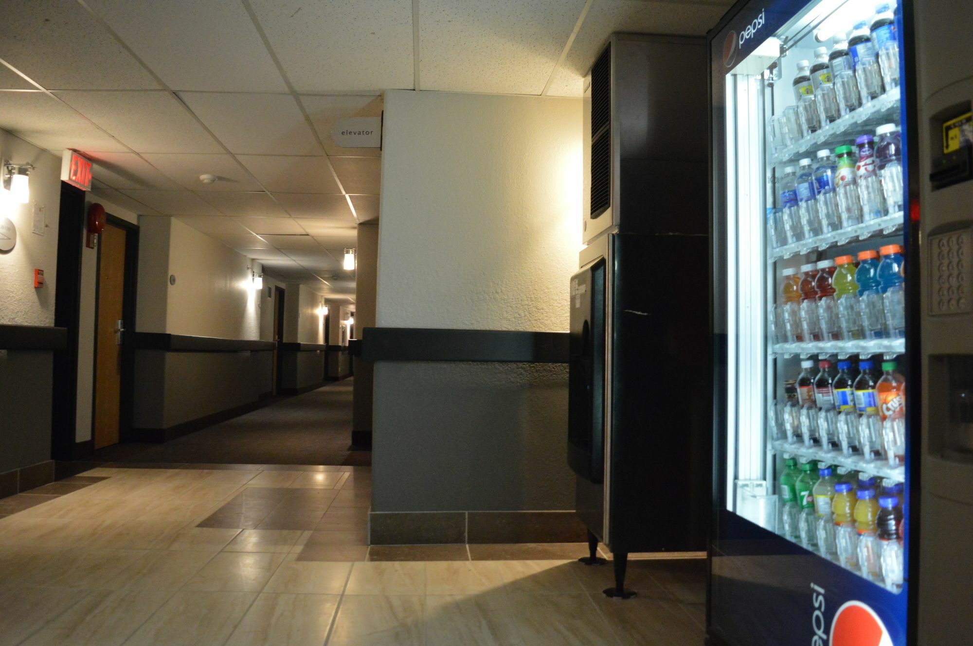 Super 8 By Wyndham Grande Prairie Hotel Bagian luar foto