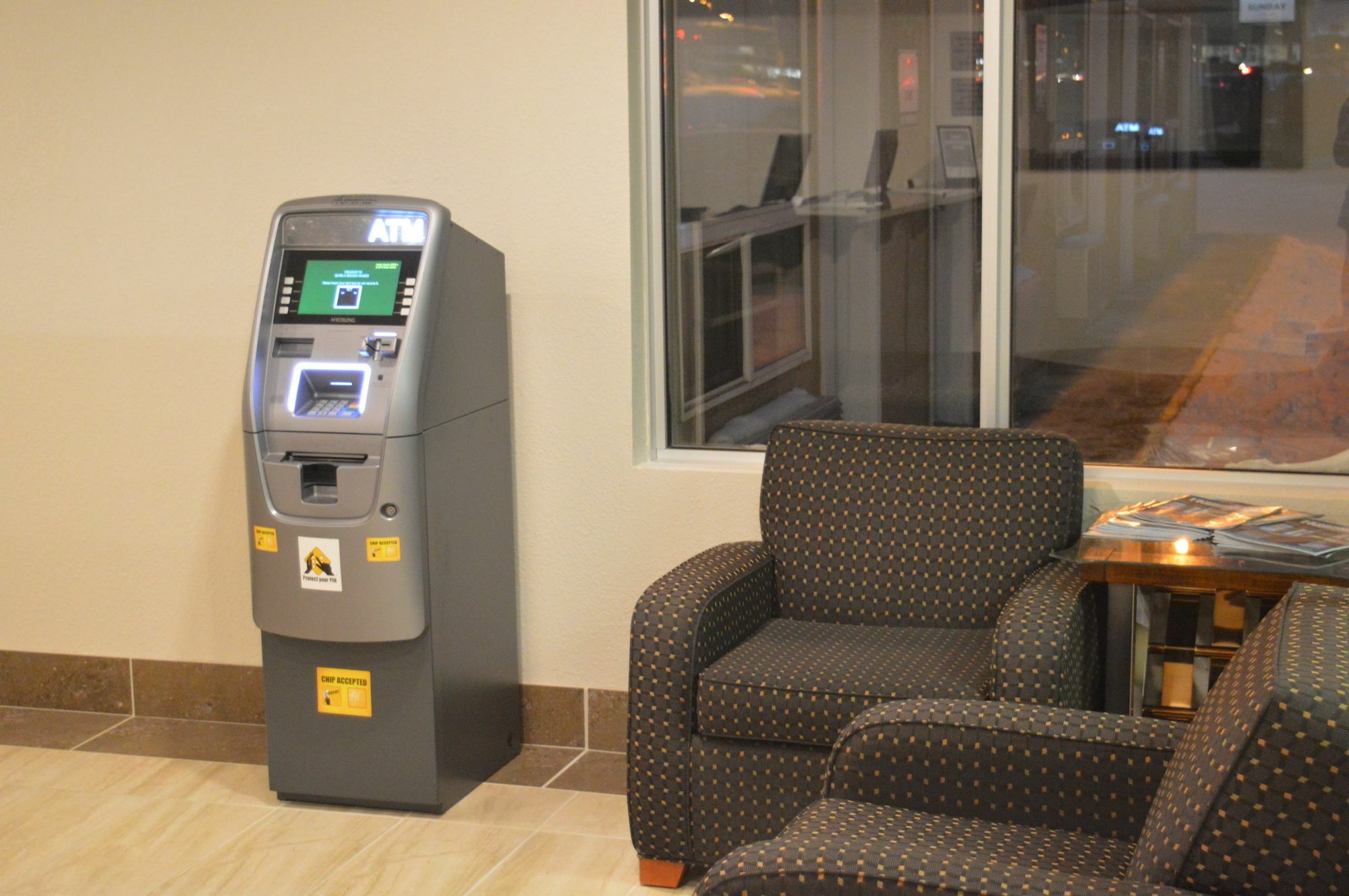 Super 8 By Wyndham Grande Prairie Hotel Bagian luar foto