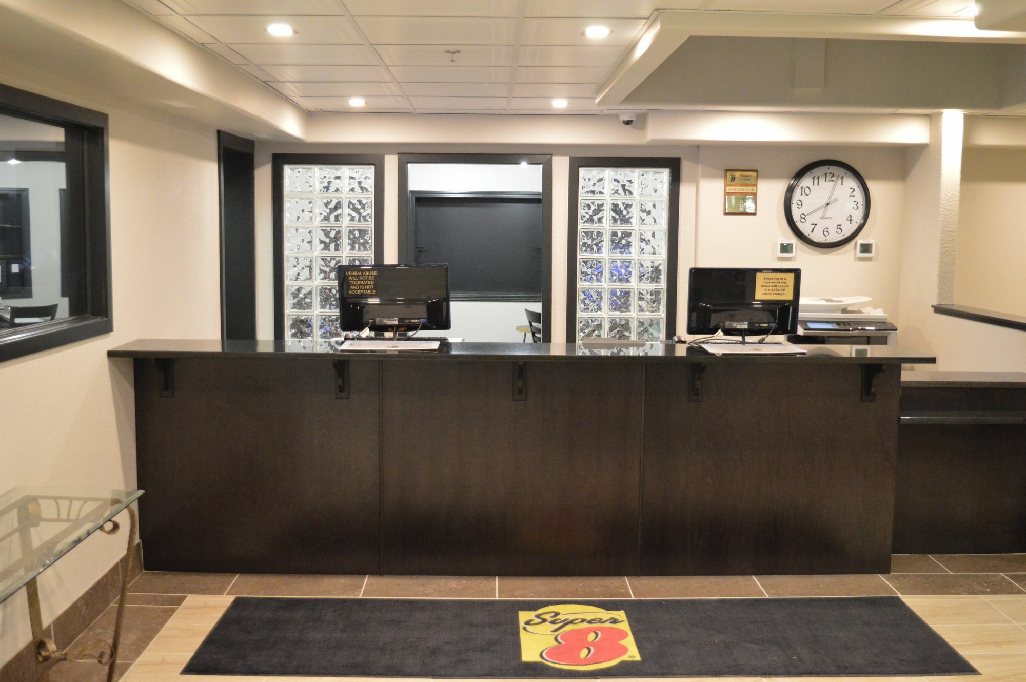 Super 8 By Wyndham Grande Prairie Hotel Bagian luar foto