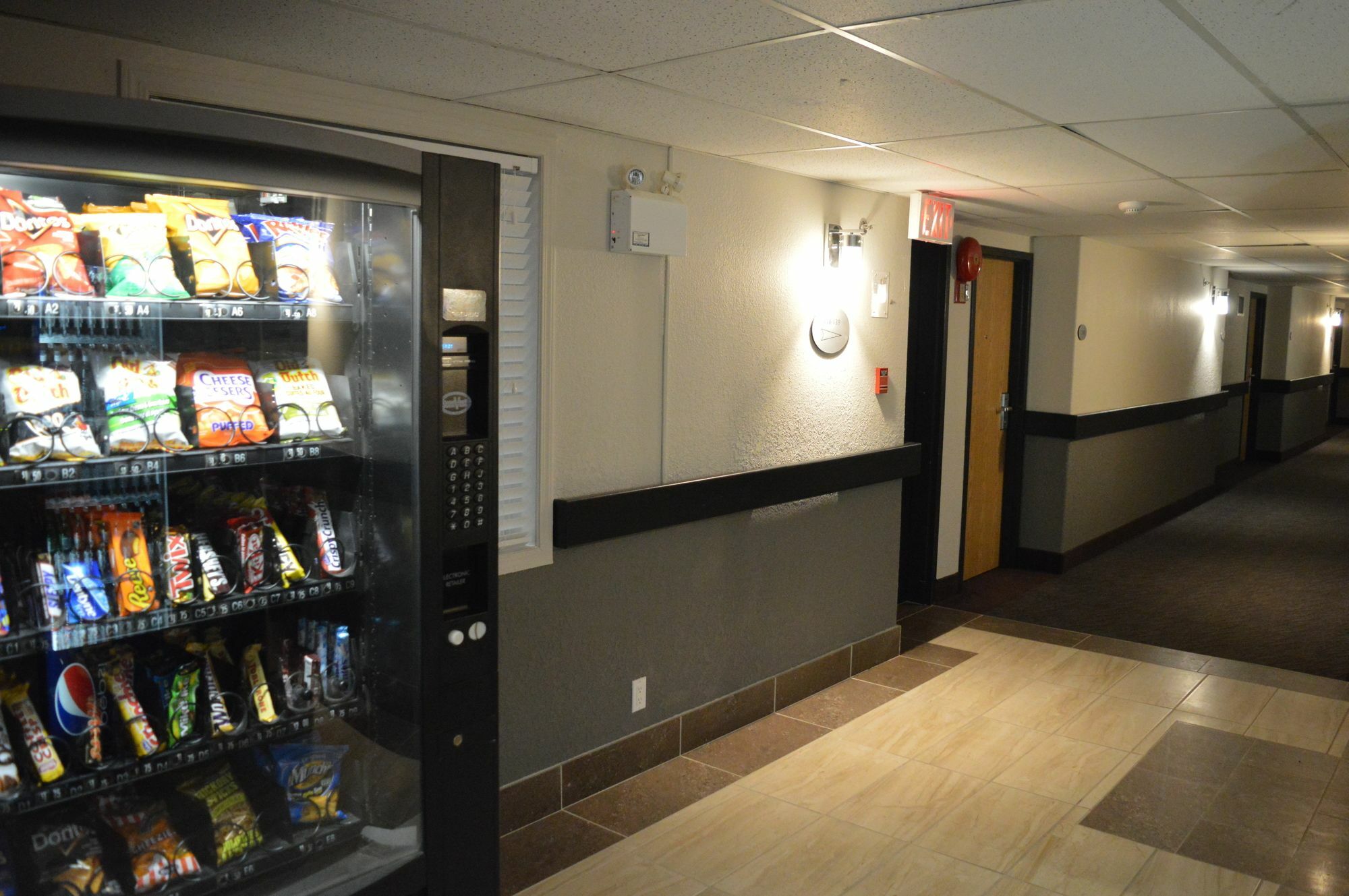 Super 8 By Wyndham Grande Prairie Hotel Bagian luar foto