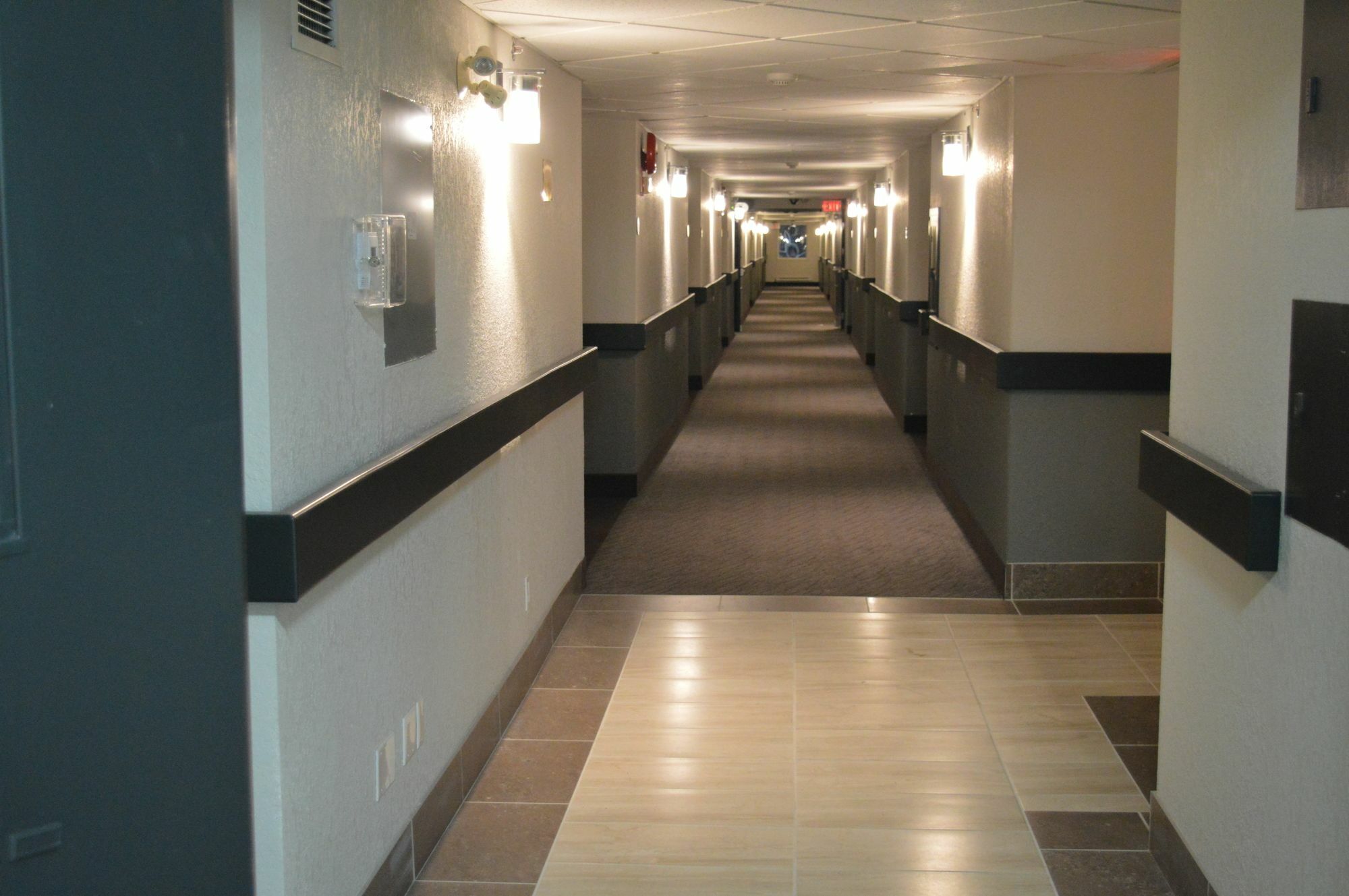 Super 8 By Wyndham Grande Prairie Hotel Bagian luar foto